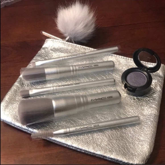 MAC Cosmetics Other - ✨✨✨MAC LE SNOWBALL BRUSH SET NIB ✨✨✨